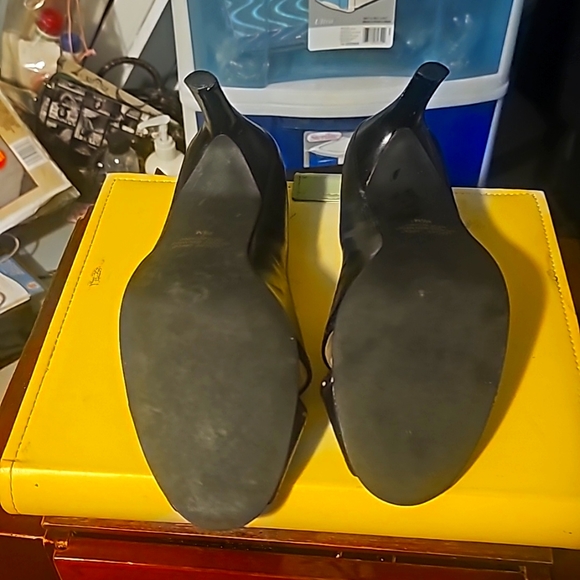 Apostrophe Designer Shoes, Sz 8, Black, Leather, Criss Cross Open Toe, 3.5" Heel - Picture 9 of 10